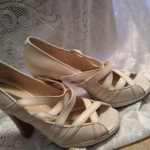 Louis Vuitton heels SN: BO 0035 size 8 1/2